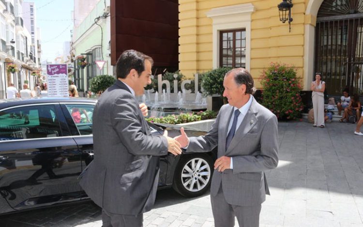Recibiendo al consejero a las puertas del Consistorio / FOTO: Ayto.