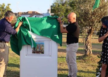 Desvelando el monolito que rotula el parque / FOTO: Ayto.