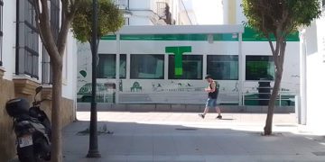 En la parada de la plaza del Rey de La Isla / FOTO: DBC