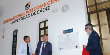 Desvelando la placa conmemorativa de esta inauguración / FOTO: UCA