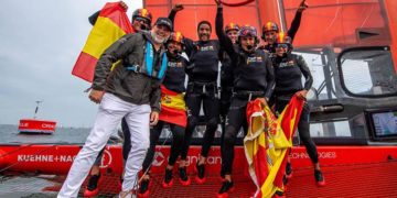 El equipo español celebrando su inesperada victoria en Los Ángeles / FOTO: SailGP