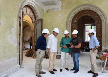 Supervisando los avances de la obra / FOTO: Diputación