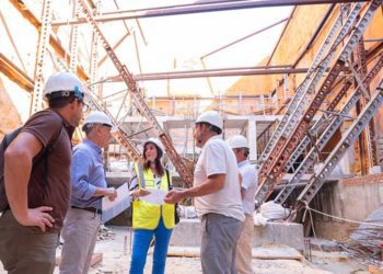 Sanjuán conoce detalles de la obra de mano de los técnicos / FOTO: Ayto.