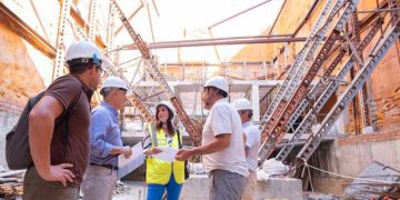 Sanjuán conoce detalles de la obra de mano de los técnicos / FOTO: Ayto.