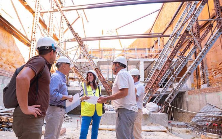 Sanjuán conoce detalles de la obra de mano de los técnicos / FOTO: Ayto.