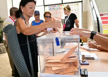 Votando con la sombrilla al hombro / FOTO: Eulogio García