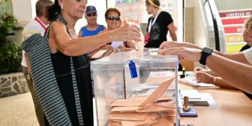 Votando con la sombrilla al hombro / FOTO: Eulogio García
