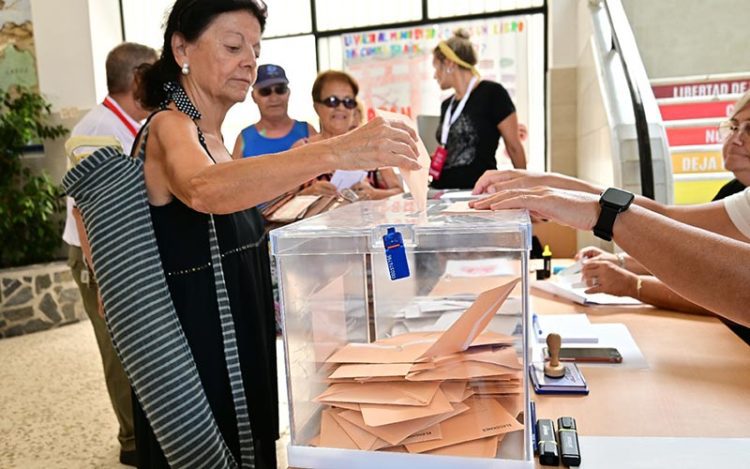 Votando con la sombrilla al hombro / FOTO: Eulogio García