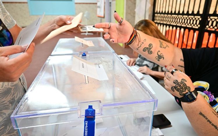 Votando este domingo en la capital gaditana / FOTO: Eulogio García