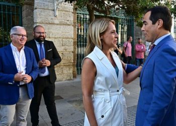 La presidenta recibiendo la comitiva del consejero en plena calle / FOTO: Eulogio García