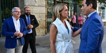 La presidenta recibiendo la comitiva del consejero en plena calle / FOTO: Eulogio García