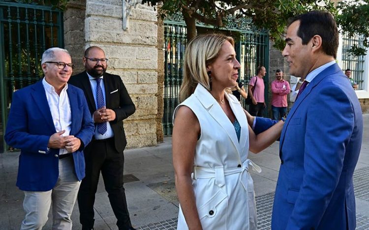 La presidenta recibiendo la comitiva del consejero en plena calle / FOTO: Eulogio García