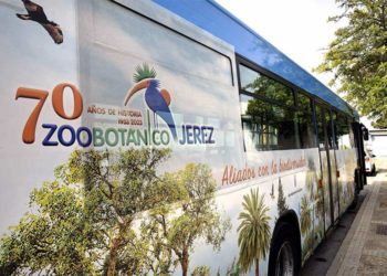 El vehículo municipal con la publicidad del Zoo / FOTO: Ayto.