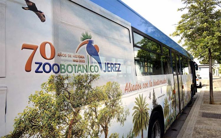 El vehículo municipal con la publicidad del Zoo / FOTO: Ayto.