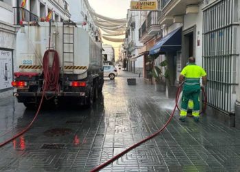 Baldeando una de las calles del centro / FOTO: Ayto.
