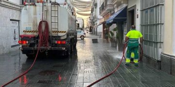 Baldeando una de las calles del centro / FOTO: Ayto.