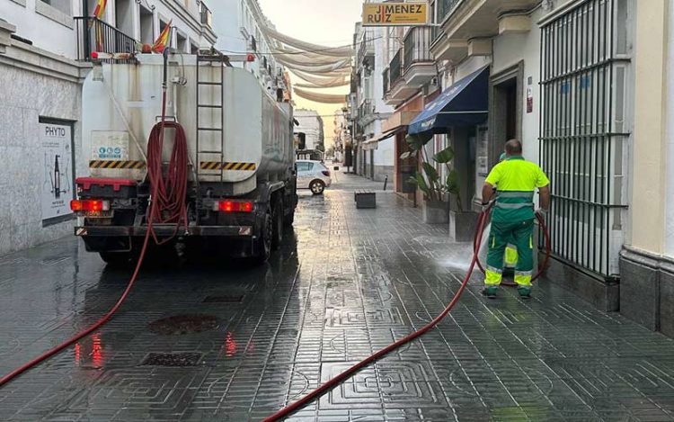 Baldeando una de las calles del centro / FOTO: Ayto.