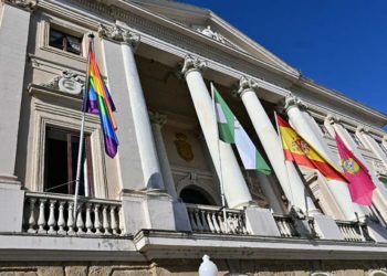 La arcoíris ondeando el pasado junio en el Ayuntamiento, ya con el PP en el 'poder' / FOTO: Eulogio García