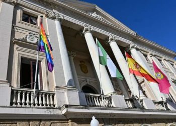 La arcoíris ondeando el pasado junio en el Ayuntamiento, ya con el PP en el 'poder' / FOTO: Eulogio García