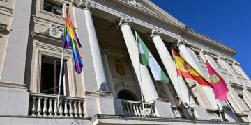 La arcoíris ondeando el pasado junio en el Ayuntamiento, ya con el PP en el 'poder' / FOTO: Eulogio García
