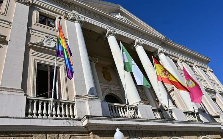 La arcoíris ondeando el pasado junio en el Ayuntamiento, ya con el PP en el 'poder' / FOTO: Eulogio García