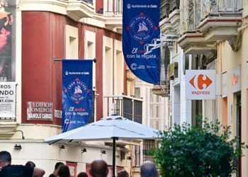 Banderolas anuncian ya  en calles del centro la Gran Regata / FOTO: Eulogio García