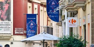 Banderolas anuncian ya  en calles del centro la Gran Regata / FOTO: Eulogio García