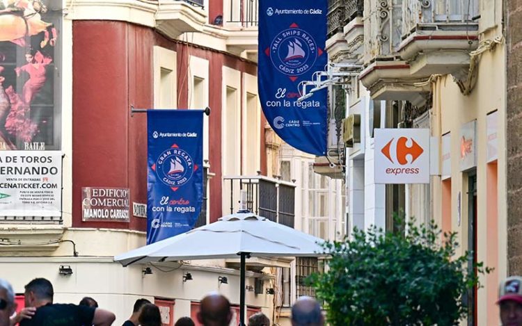 Banderolas anuncian ya  en calles del centro la Gran Regata / FOTO: Eulogio García