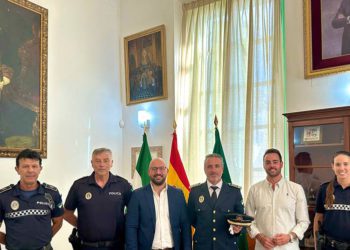 Posado con el nuevo inspector / FOTO: Ayto.