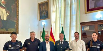 Posado con el nuevo inspector / FOTO: Ayto.