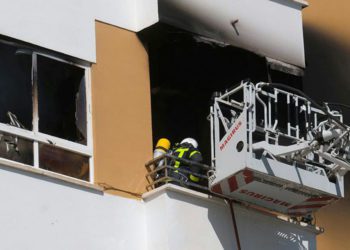 Los efectivos han debido iniciar la extinción del fuego desde el exterior / FOTO: Eulogio García