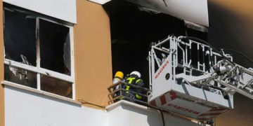 Los efectivos han debido iniciar la extinción del fuego desde el exterior / FOTO: Eulogio García