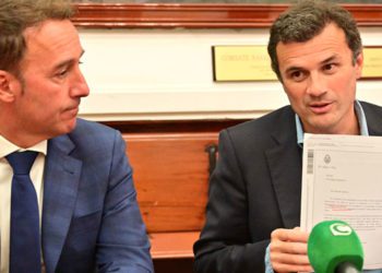 Cossi atiende al alcalde durante la rueda de prensa tras la Junta de Gobierno Local / FOTO: Ayto