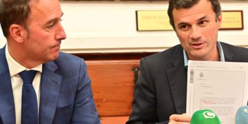 Cossi atiende al alcalde durante la rueda de prensa tras la Junta de Gobierno Local / FOTO: Ayto