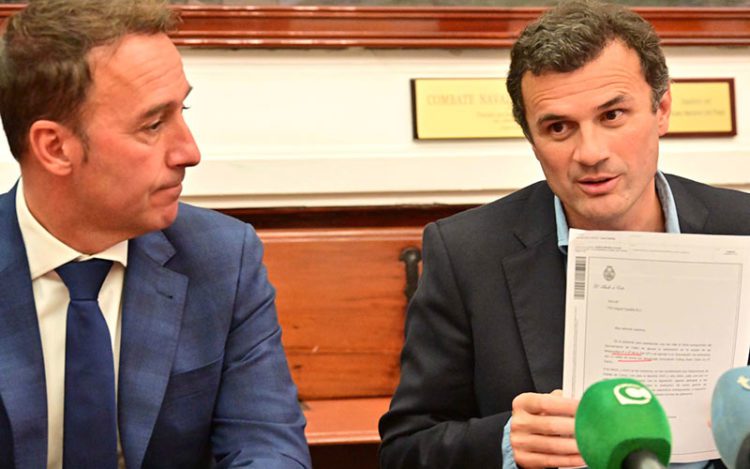 Cossi atiende al alcalde durante la rueda de prensa tras la Junta de Gobierno Local / FOTO: Ayto
