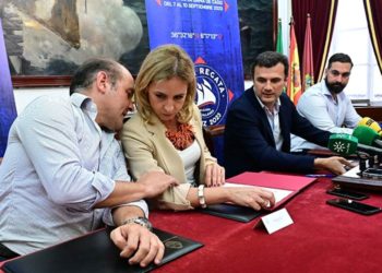 El alcalde en rueda de prensa, con Ortiz y Martínez cuchicheando a su lado / FOTO: Eulogio García