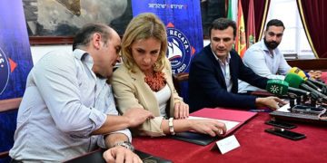El alcalde en rueda de prensa, con Ortiz y Martínez cuchicheando a su lado / FOTO: Eulogio García