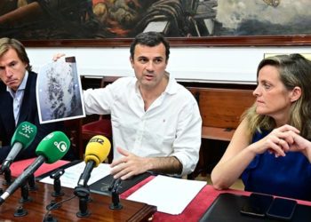 Mostrando las humedades que soporta el albergue / FOTO: Eulogio García