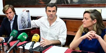 Mostrando las humedades que soporta el albergue / FOTO: Eulogio García