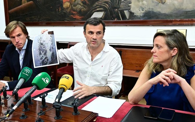 Mostrando las humedades que soporta el albergue / FOTO: Eulogio García