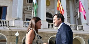 García y Cavada charlan a las puertas del Ayuntamiento capitalino / FOTO: Eulogio García