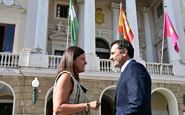 García y Cavada charlan a las puertas del Ayuntamiento capitalino / FOTO: Eulogio García