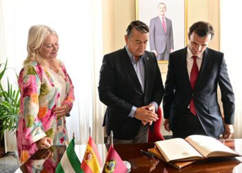 Alcalde y consejero releen lo escrito por Sanz en el Libro de Honor, 'observados' por el Borbón / FOTO: Eulogio García