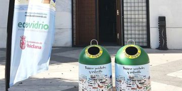 Promocionando la campaña de Ecovidrio a las puertas de Chiclana Natural / FOTO: Ayto.
