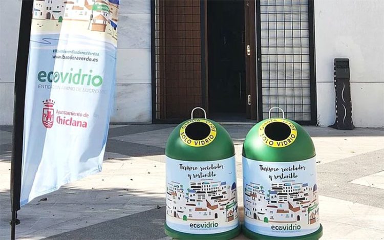 Promocionando la campaña de Ecovidrio a las puertas de Chiclana Natural / FOTO: Ayto.