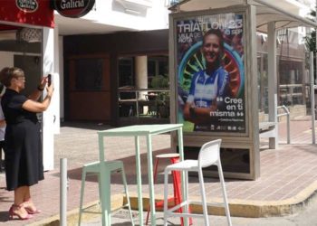 Promocionando la Triatlón en las marquesinas / FOTO: Ayto.