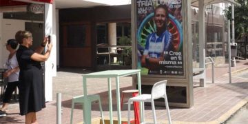 Promocionando la Triatlón en las marquesinas / FOTO: Ayto.