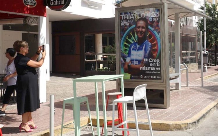 Promocionando la Triatlón en las marquesinas / FOTO: Ayto.