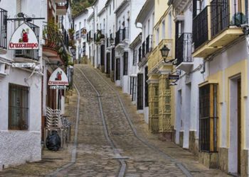 Calle empedrada con casas blancas en Cadiz España