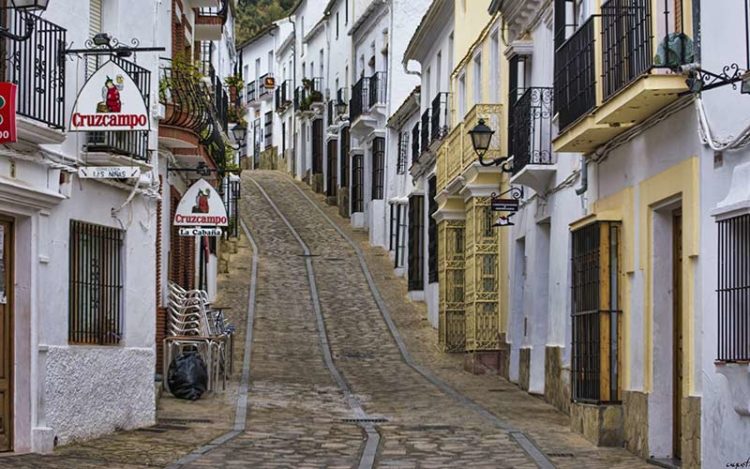 Calle empedrada con casas blancas en Cadiz España